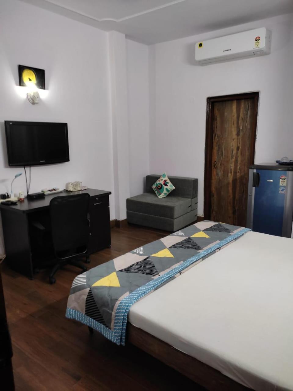 Tatvamasi Homestay New Delhi Exteriör bild